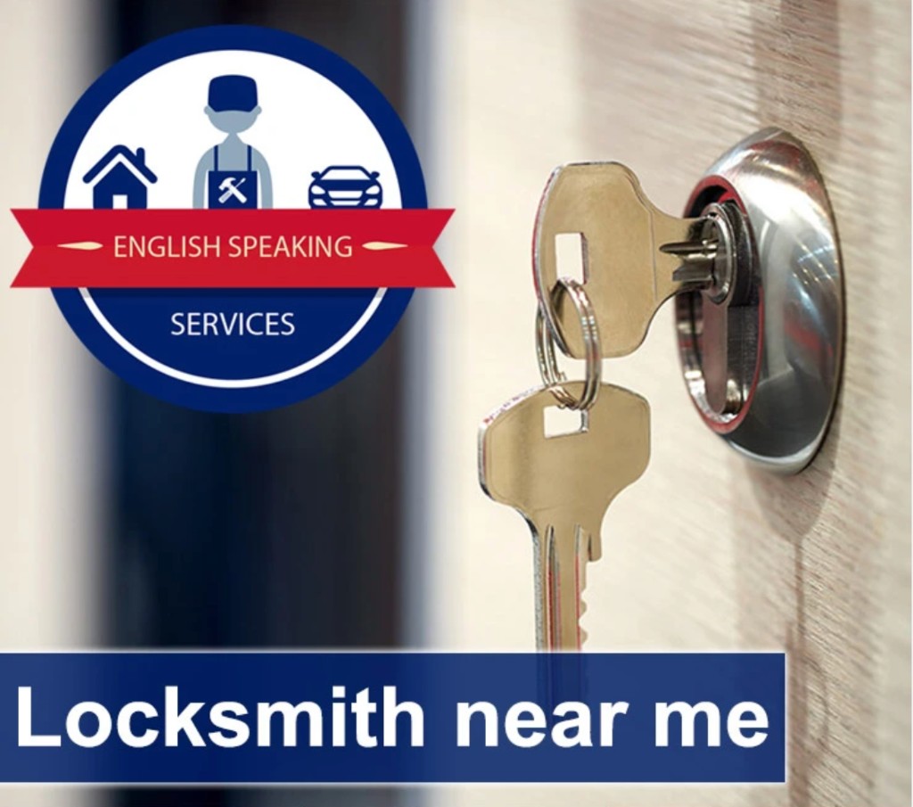 Emergency locksmith service with keys and lock